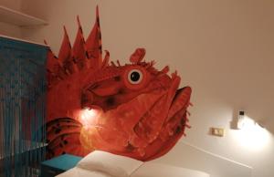 圣多米诺瑞莱斯阿尔法罗住宿加早餐旅馆的卧室墙上有红色的龙