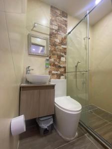 CurumaníHotel Dubai Deluxe Curumani的浴室配有卫生间、盥洗盆和淋浴。