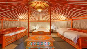 BeauchampsLieu Dieu, Domaine de Campagne的蒙古包内一间卧室,配有两张床