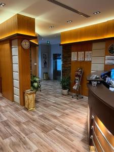 利雅德السعادة سويت - الملز الرياض Saada Suites Serviced Apartments的办公室的大厅,有等候室