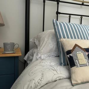 CaistorCaistor Bed & Breakfast的一间卧室配有带枕头的床