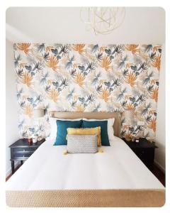 奥维多Apartamento céntrico con parking y wifi gratis的卧室配有白色床和花卉壁纸