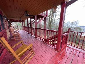 Don Quixote Lakefront log cabin的阳台或露台