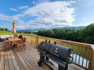 StamfordCOZY COTTAGE WITH MOUNTAIN VIEW AT LAKEFRONT LOT的一张桌子上的一个手提箱