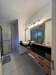 卡特勒博尔纳Cosy suite in the heart of Ebene的一间带水槽和镜子的浴室