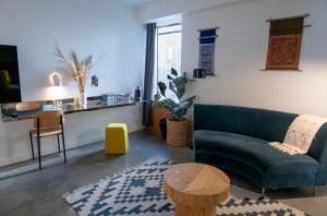 纽约Selina Chelsea的客厅配有沙发和桌子