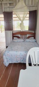 阿居鲁特乌亚Casa de Praia - Ajuruteua Pará的一间卧室配有两张床和椅子
