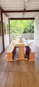阿居鲁特乌亚Casa de Praia - Ajuruteua Pará的天井上的木桌和长凳