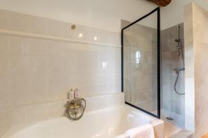戈尔德Mas OREA的带淋浴和浴缸的白色浴室