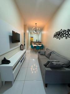 圣阿马鲁Dunas residence casa 03的带沙发的客厅和用餐室