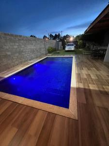 博伊图瓦Skyhouse的蓝色的游泳池,停车场在院子里