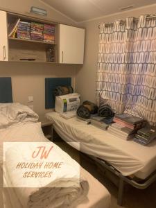 大德里菲尔德Paul's Getaway的医院的两张床,里面装有书籍