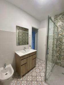 瓦伦西亚Central Rooms & Suites at Bruno Valencia Apartments Downtown的一间带水槽、卫生间和淋浴的浴室