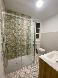瓦伦西亚Central Rooms & Suites at Bruno Valencia Apartments Downtown的带淋浴、卫生间和盥洗盆的浴室