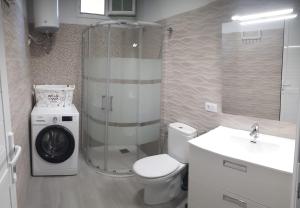洛斯·亚诺斯·德·阿里丹CASA CALAMICHE的带淋浴、卫生间和盥洗盆的浴室