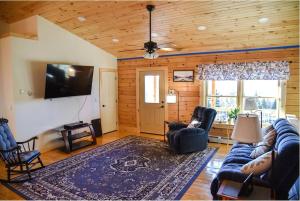 法兰克尼亚Mountain Views! Copper Cannon Lodge in Franconia的客厅配有蓝色的沙发和电视
