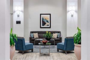 劳德代尔堡Hampton Inn Fort Lauderdale Downtown Las Olas Area的客厅配有沙发、两把椅子和一张桌子