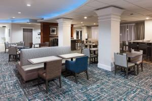 劳德代尔堡Hampton Inn Fort Lauderdale Downtown Las Olas Area的配有桌椅和桌上电脑的用餐室