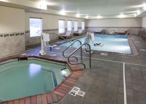 达文波特达文波特希尔顿恒庭旅馆&套房酒店的在酒店房间的一个大型游泳池