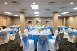 艾姆斯佛德怀特普莱恩斯/塔里敦汉普顿酒店的宴会厅配有蓝色的桌子和白色的椅子