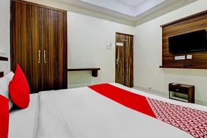 OYO Flagship 75008 Delta Suites Near Nexus Hyderabad客房内的一张或多张床位