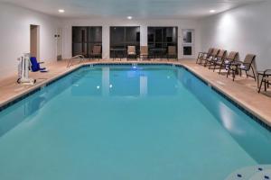 尤金尤金汉普顿酒店的酒店内带桌椅的游泳池
