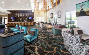 费耶特维尔Embassy Suites by Hilton Fayetteville Fort Bragg的酒店大堂铺有斑马图案的地毯