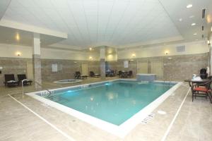费耶特维尔Embassy Suites by Hilton Fayetteville Fort Bragg的酒店大堂的大型游泳池