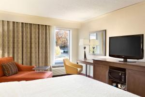 福雷斯特城福里斯特城汉普顿酒店的配有一张床和一台平面电视的酒店客房