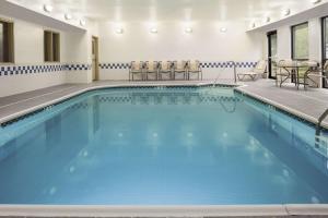 芬德利芬德雷希尔顿恒庭酒店的蓝色的游泳池,位于酒店客房内