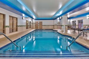 弗林特弗林特格朗德布兰科汉普顿套房旅馆的酒店内有一个蓝色灯光游泳池