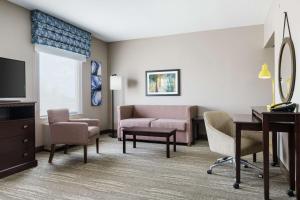 塔马拉克费劳德代尔/西索格拉斯/塔马拉克（佛罗里达州）希尔顿恒庭旅馆&套房酒店的带沙发和书桌的客厅
