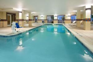 沃思堡沃斯堡西I30州际公路汉普顿套房酒店的大楼内一个蓝色的大型游泳池