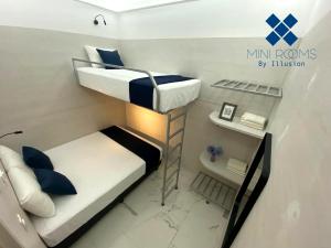 普拉亚卡门Mini Rooms By Illusion的小房间设有双层床和书桌
