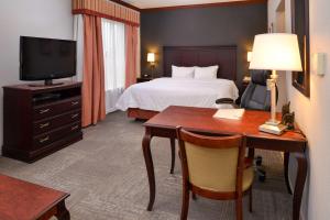 格林维尔格林维尔希尔顿恒庭旅馆&套房酒店的酒店客房配有一张床、一张书桌和一台电视。