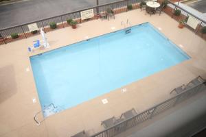 格林维尔格林维尔汉普顿酒店的大楼内大型游泳池的顶部景色