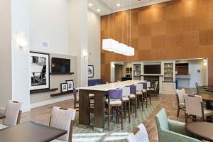 曼彻斯特哈特福德曼彻斯特汉普顿酒店的大型用餐室配有长桌和椅子