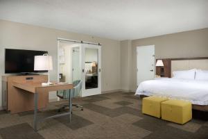 哈瓦苏湖城哈瓦苏湖城汉普顿酒店的酒店客房配有一张床、一张书桌和一台电视。