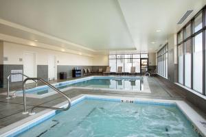 查尔斯镇查尔斯镇汉普顿套房酒店的一个带热水浴缸的大型室内游泳池