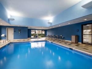 乔利埃特乔利埃特/I-80希尔顿恒庭酒店的蓝色的大游泳池,位于酒店客房内