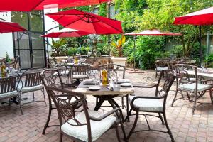 费尔菲尔德费尔菲尔德希尔顿恒庭旅馆&套房酒店的餐厅里一张桌子和椅子,上面有红伞