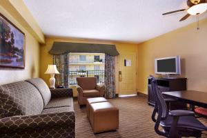 劳德代尔堡Embassy Suites by Hilton Fort Lauderdale 17th Street的带沙发和电视的客厅