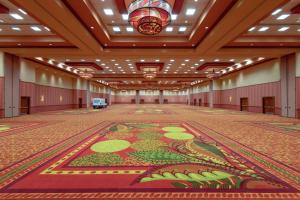 拉夫兰Embassy Suites Loveland Conference Center的一个大大厅,地板上有一个大地毯