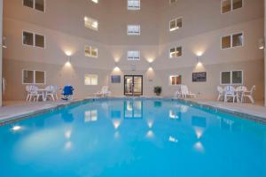 印第安纳波利斯印第安纳波利斯东北/卡斯尔顿汉普顿酒店的一座带桌椅的游泳池