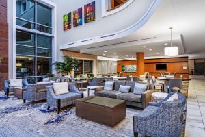 休斯顿Embassy Suites by Hilton Houston-Energy Corridor的一个带沙发和椅子的酒店大堂