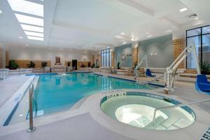 杰克逊维尔杰克逊维尔海湾牧场希尔顿合博套房酒店 的游泳池,位于酒店带游泳池的客房