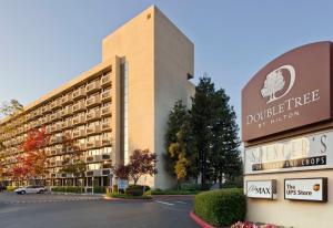 圣何塞圣荷西希尔顿逸林酒店的一座标有酒店标志的建筑