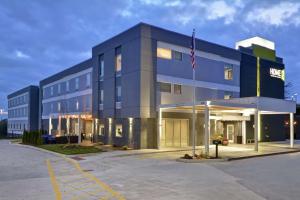 大急流城Home2 Suites By Hilton Grand Rapids North的前面有美国国旗的蓝色建筑