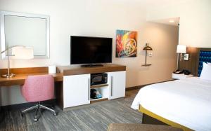 黎巴嫩Hampton Inn Lebanon的酒店客房配有一张床和一张书桌及一台电视