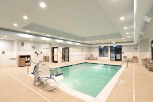 梅诺莫尼Hampton Inn & Suites Menomonie-UW Stout的大型客房的游泳池
